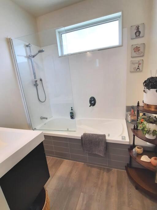Banbury Deluxe With Spa Bath! Private Courtyard! ควีนส์ทาวน์ ภายนอก รูปภาพ