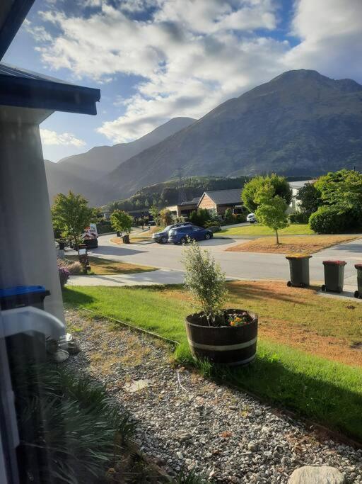 Banbury Deluxe With Spa Bath! Private Courtyard! ควีนส์ทาวน์ ภายนอก รูปภาพ
