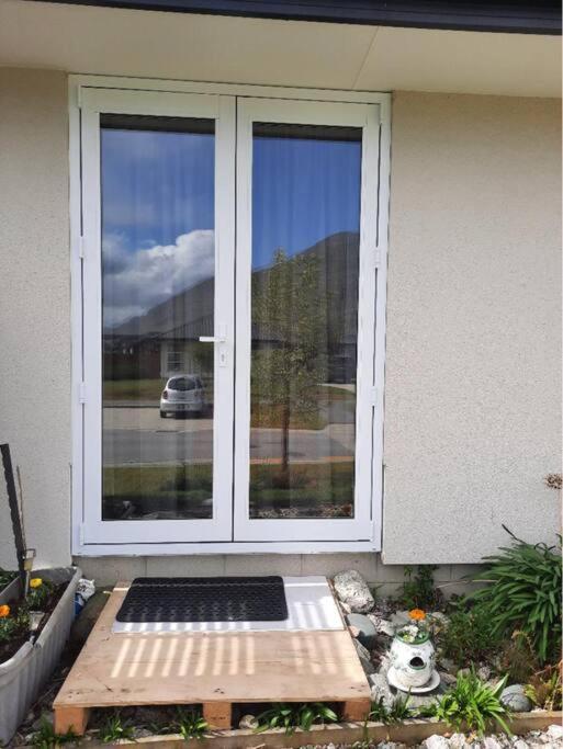 Banbury Deluxe With Spa Bath! Private Courtyard! ควีนส์ทาวน์ ภายนอก รูปภาพ