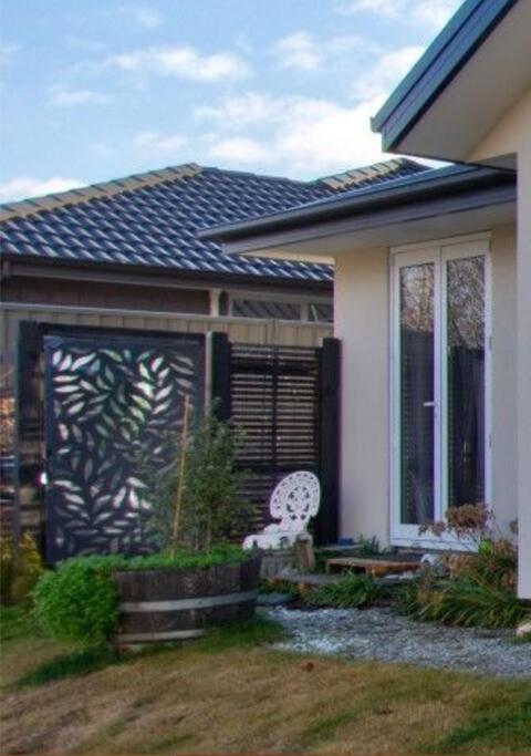 Banbury Deluxe With Spa Bath! Private Courtyard! ควีนส์ทาวน์ ภายนอก รูปภาพ